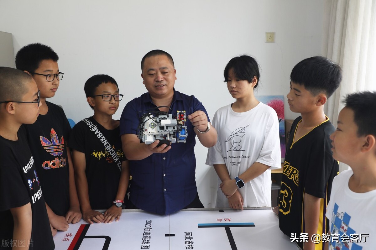 研究生在小县城里任教5年了，可以通过哪些途径进入市区