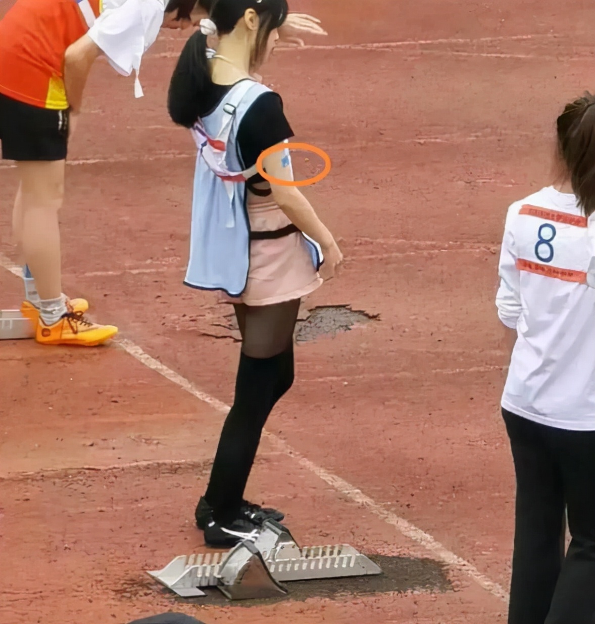 高校女生参加赛跑，穿黑裤袜夺冠引网友吐槽：这是新型“运动媛”