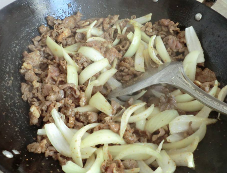 葱爆羊肉，直接下锅炒是错误的，多加1个步骤，羊肉嫩滑不柴不