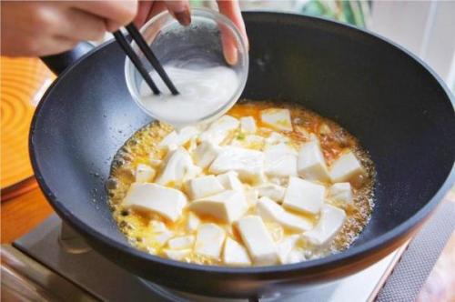 炒菜勾芡时，放淀粉还是放面粉？营养师告诉你，两种食物的区别