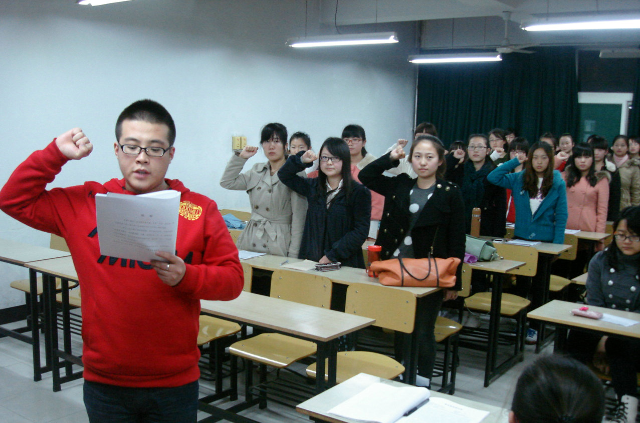 大学入党有多“难”？需要同时满足4个硬性条件，大一就得规划好