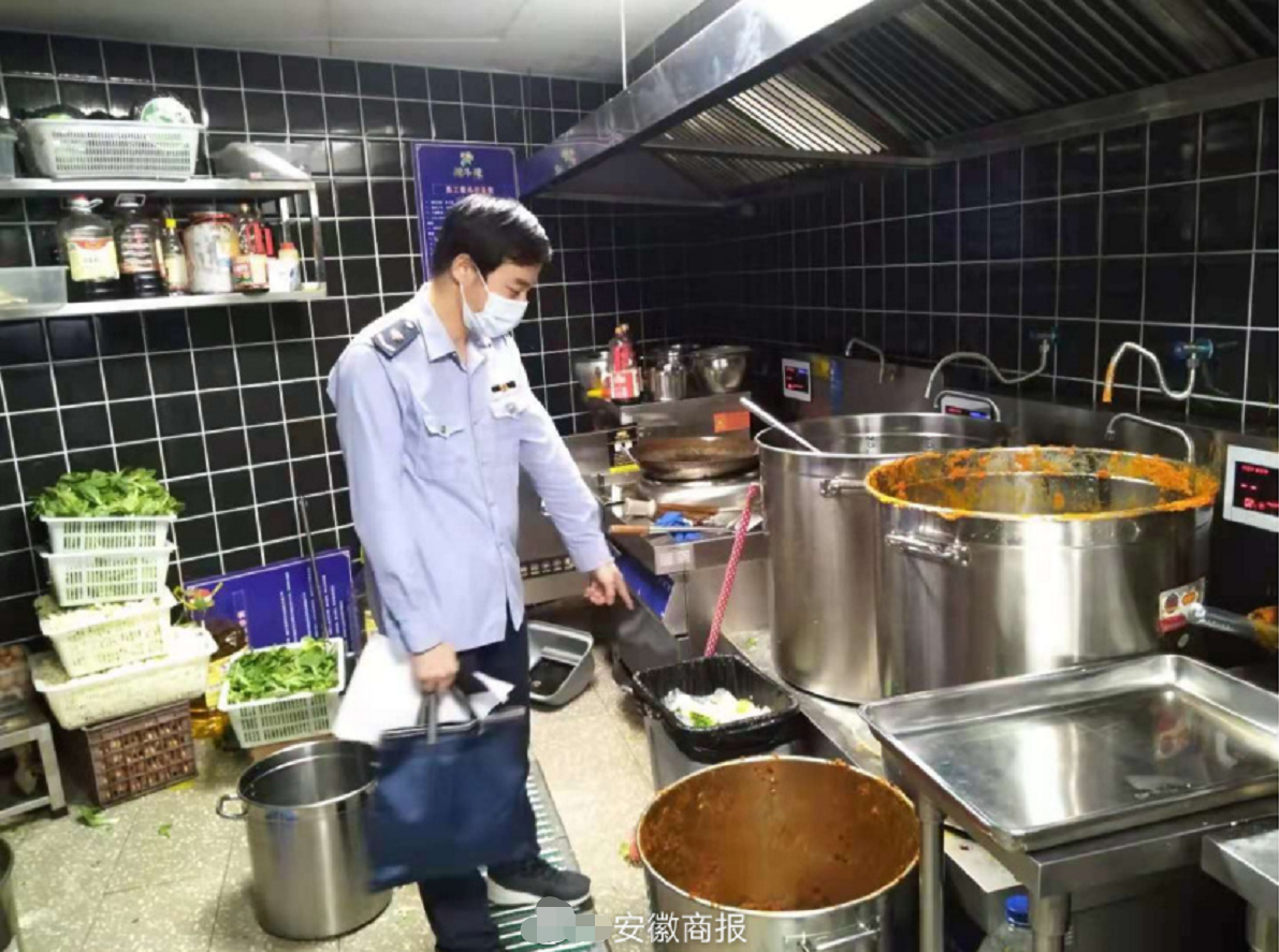杜海涛火锅店被责令停业！锅中有苍蝇飞舞，后厨脏乱差被指像猪棚