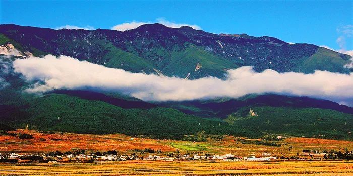 苍山：大理著名的“风花雪月”四景之一，风光秀美，巍峨壮观