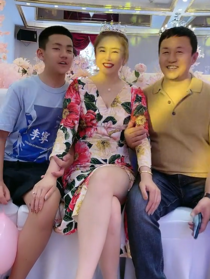 身印花深v连衣裙大秀好身材,头上还有一顶闪亮的王冠,仿佛是女王殿下