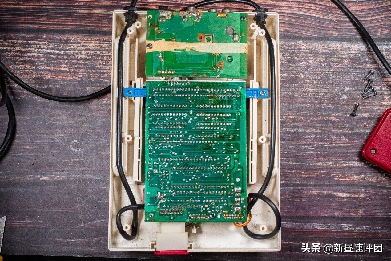 收到台老旧的FC游戏机，拆解翻新时却发现，童年回忆可能是错的