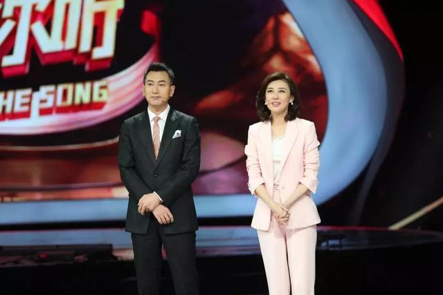 央视主持李红真美真时髦，西装搭丝巾端庄高贵，气质美过周涛董卿