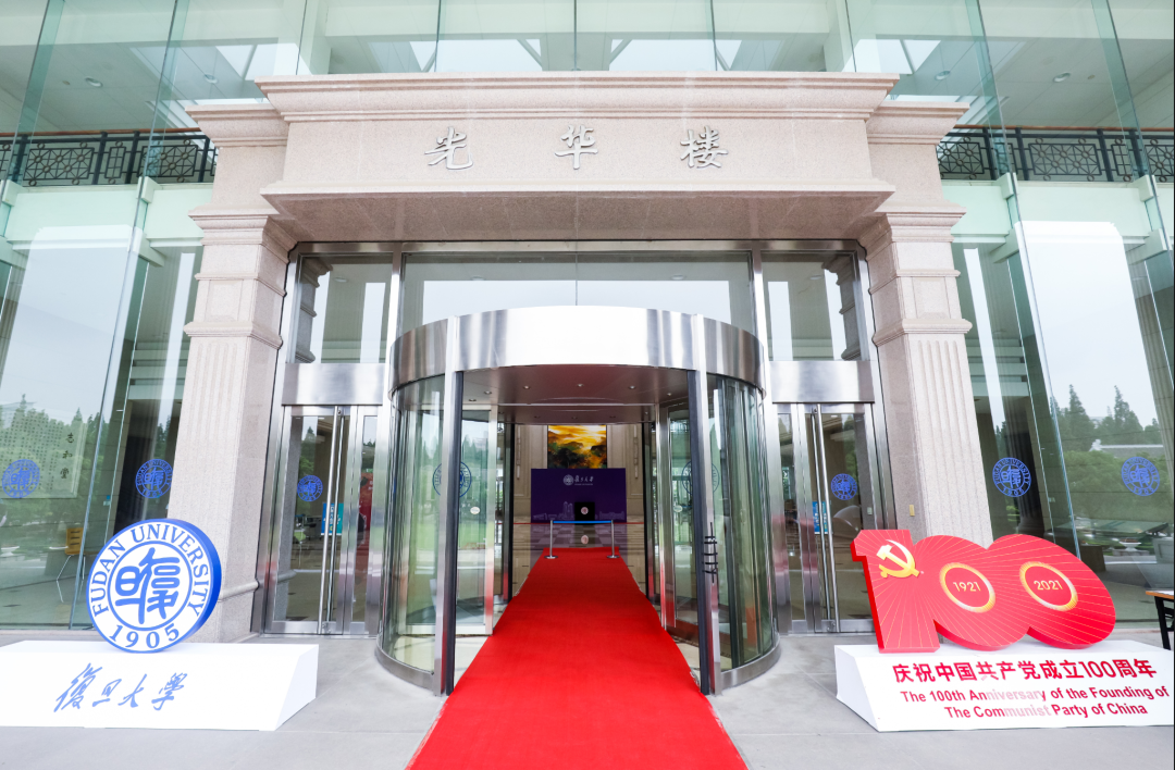 毕业季，复旦大学书记校长喊毕业生合影啦！