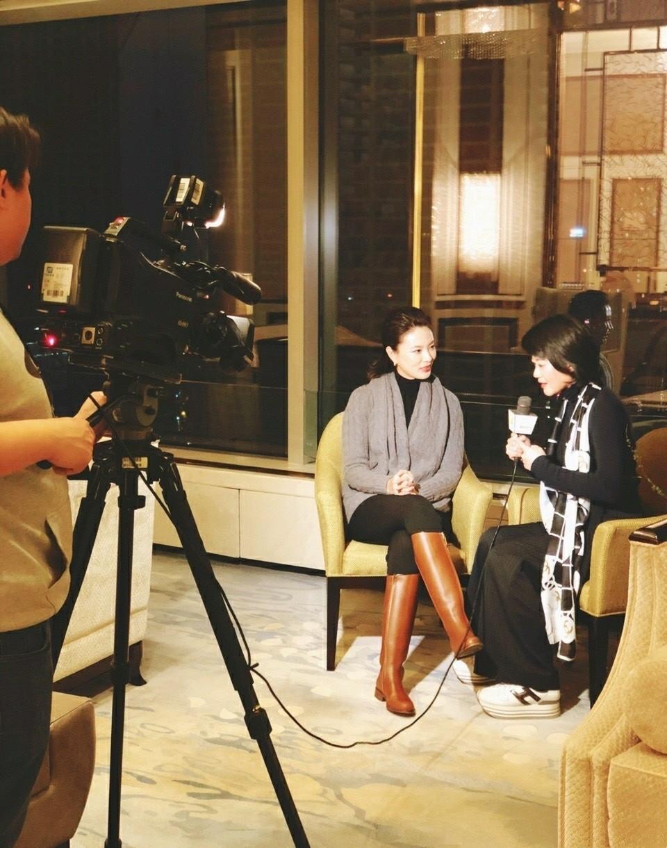 央视美女主持刘芳菲,灰色针织衫配焦糖长靴优雅高级,气质真绝了