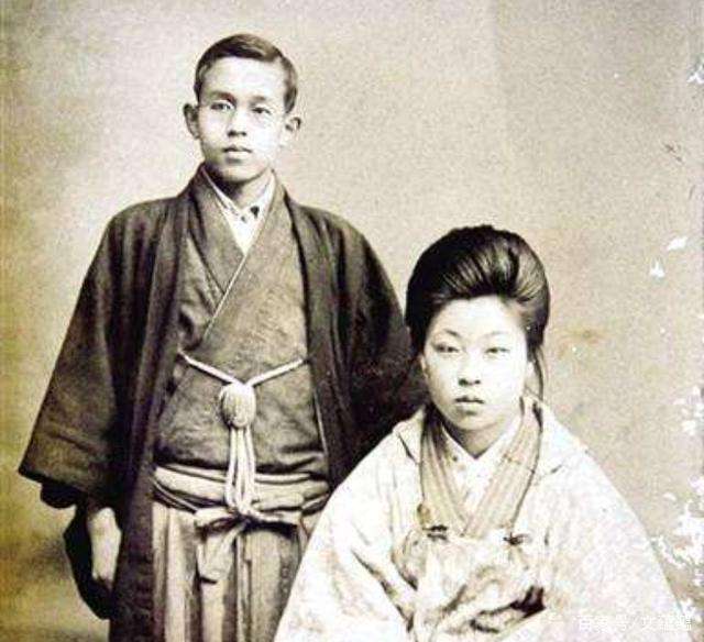 在鲁迅12岁那年,祖父周介孚因事下狱,父亲周伯宜又抱重病,周家自此家