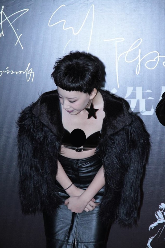 短发的女人时尚感太强了，李斯丹妮这造型，一般人轻易还是别学了