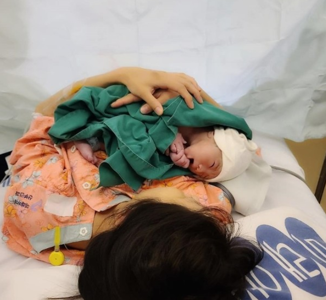 37岁韩女星生日当天生子！独自躺病床总裁老公缺席，怀孕时曾暴瘦