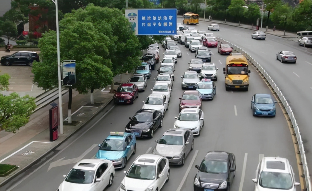 转弯通行原则，外侧应该避让内侧吗