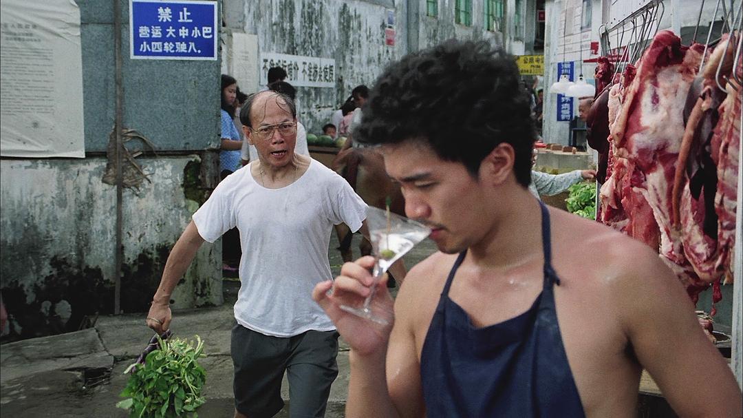 周星驰在猪肉摊潇洒喝了一杯dry martini.