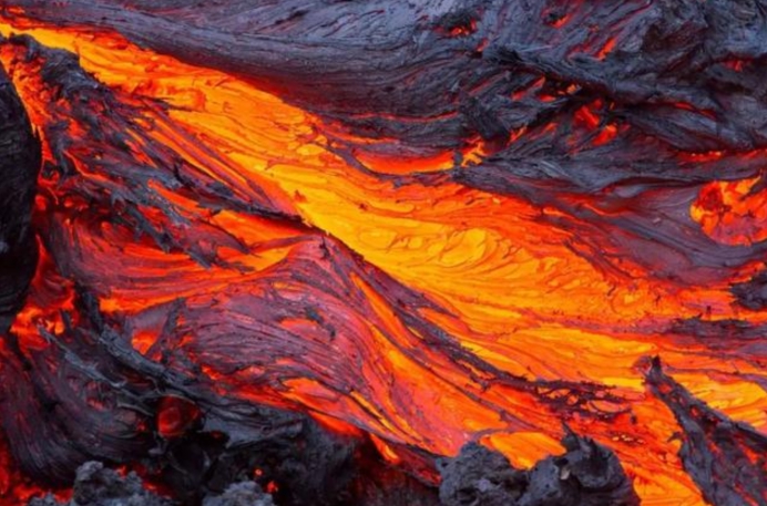 美国黄石公园火山(一个月发生1000多次地震，美国黄石火山再现异常，霍金预言对的？)