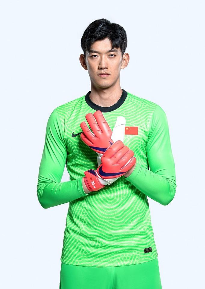 中国男足新款球衣出炉,23名国脚整装待发