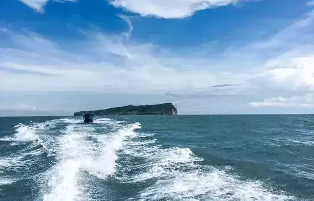 4月最适合去北海涠洲岛浪，等风，发呆，看日落！