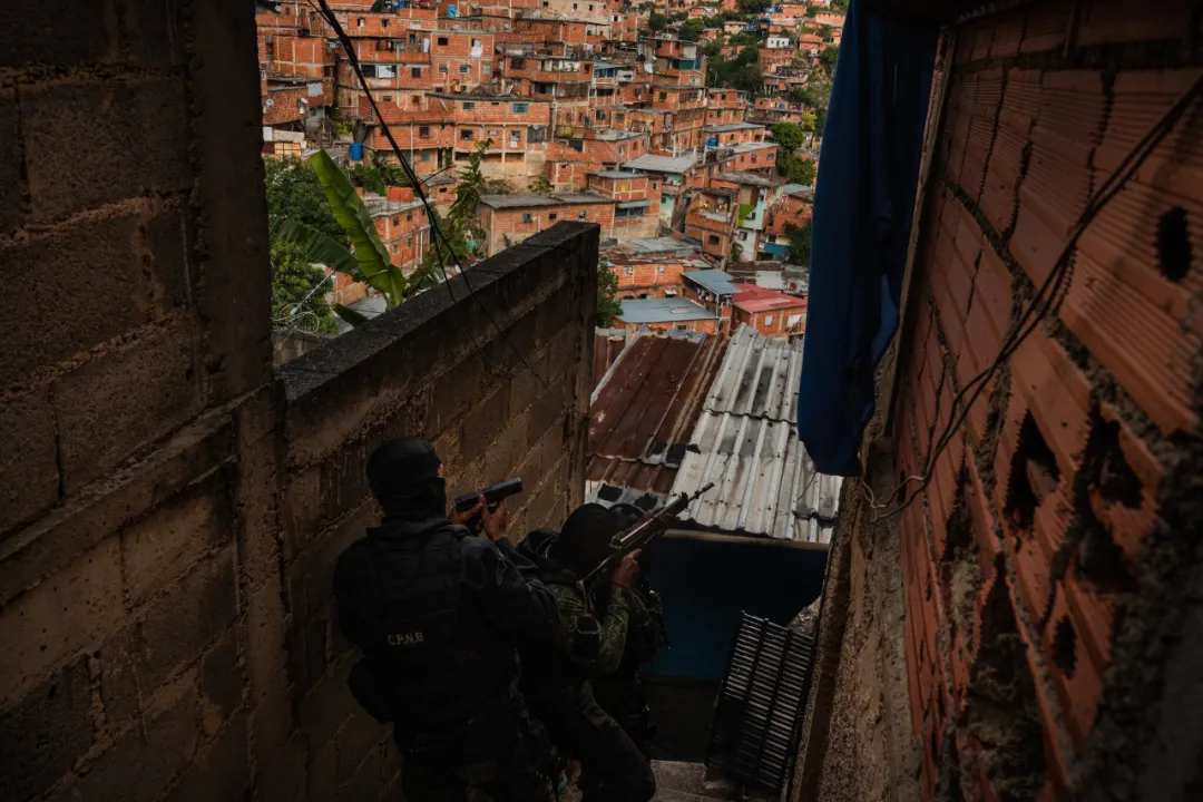 黑帮攻打警察基地，切断首都交通，大量领土失控！委内瑞拉太混乱