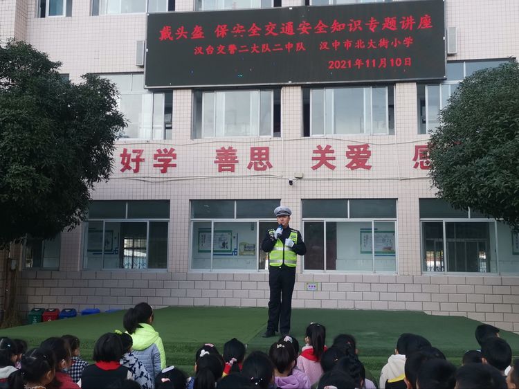 汉中交警开展“戴头盔、保安全”主题宣传教育