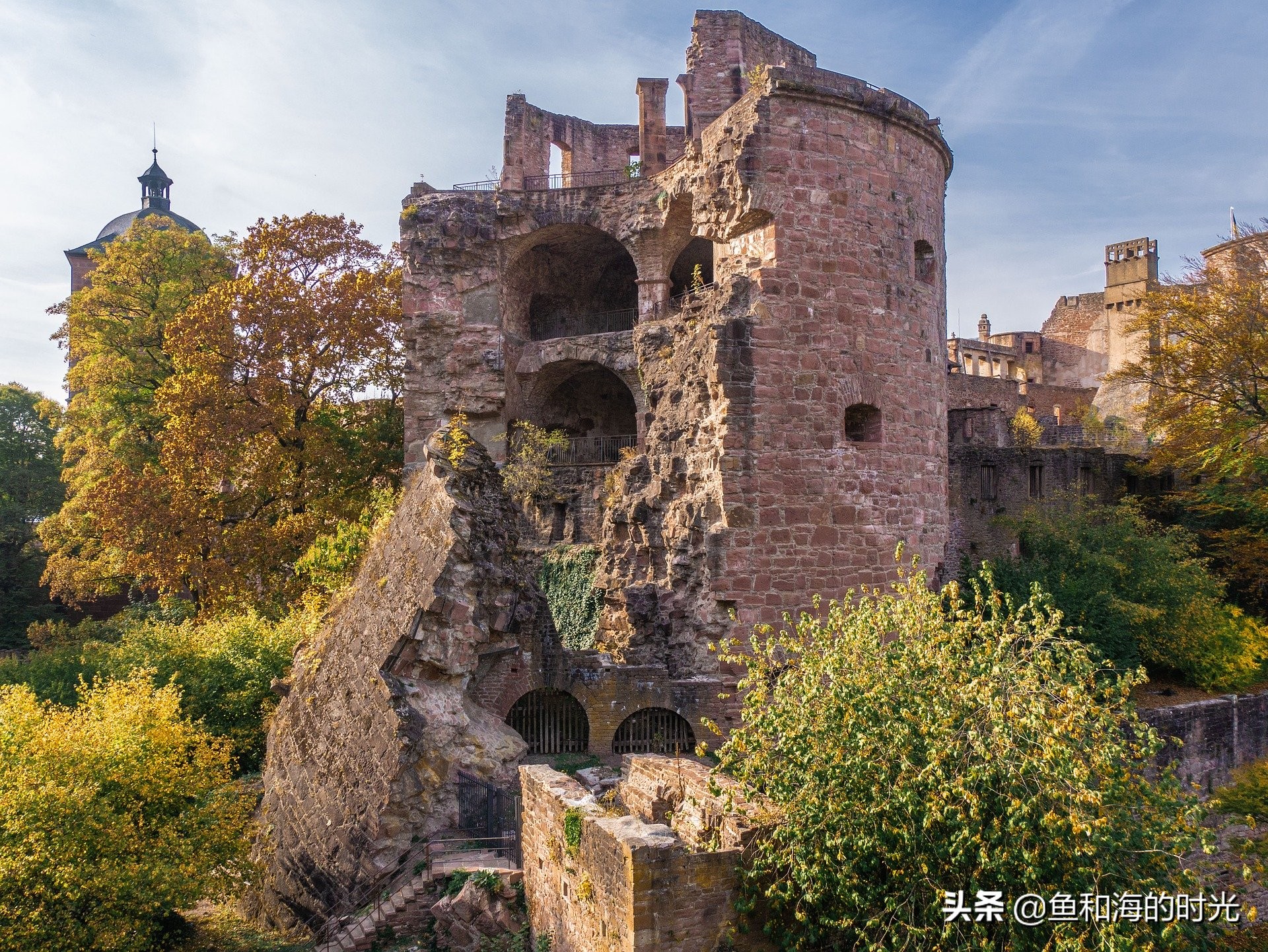 红色砖石堆砌的中世纪海德堡城堡,一砖一瓦都铭刻着几百年的岁月