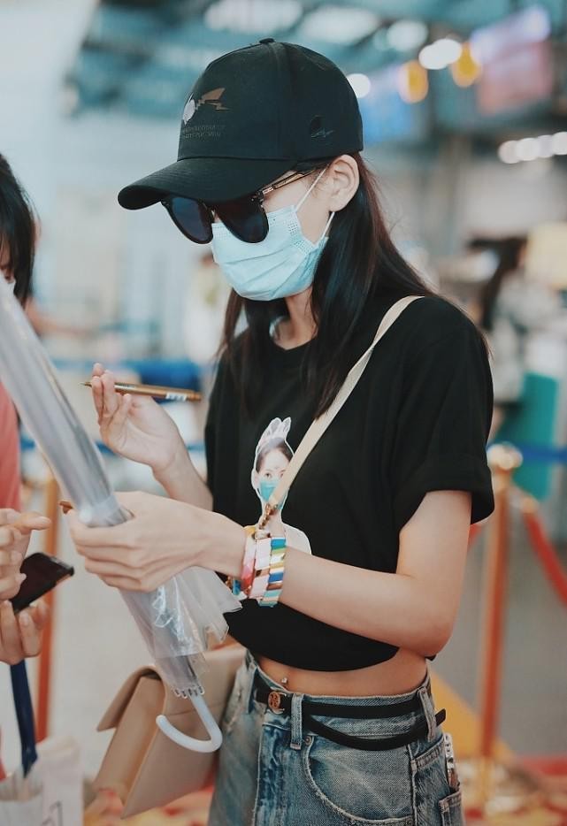 张予曦把自己印在t恤上,为显瘦折起来穿,肚脐钉看着好靓