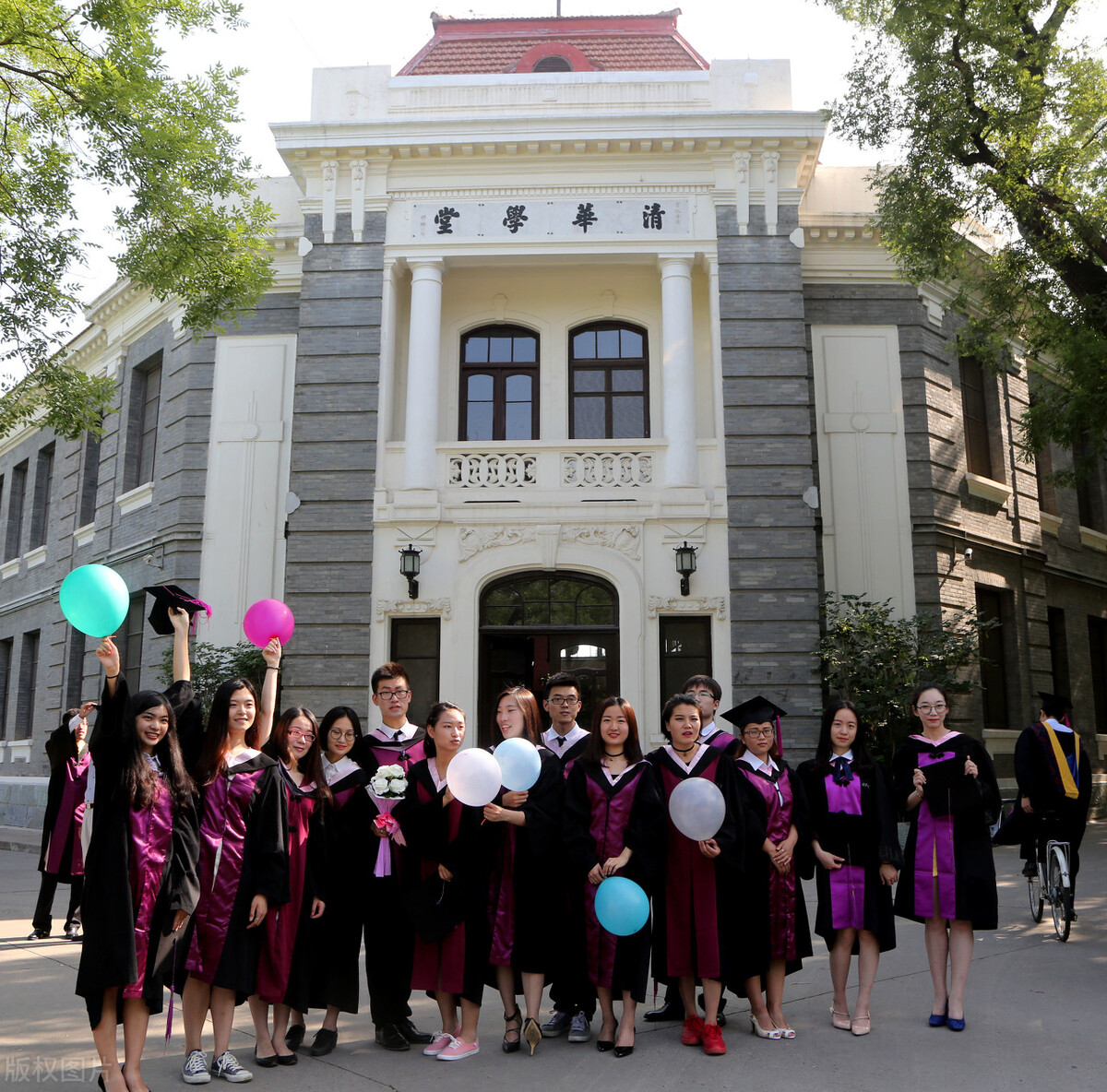 清华大学毕业照报考设计学类的考生,语文和外语成绩均要求不低于90分