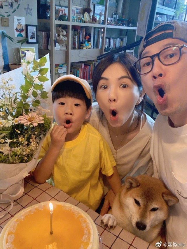 Ella晒与老公相爱相杀日常，怒批老公熬夜打游戏后，贴心帮其刮痧