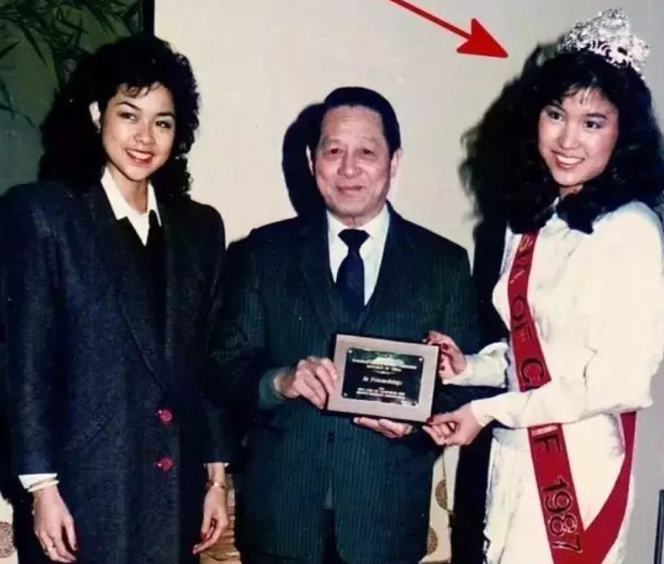 云南苗王的后裔李蒙与美国第一位华裔州长结婚，希拉里坦言“我在欣赏你”。