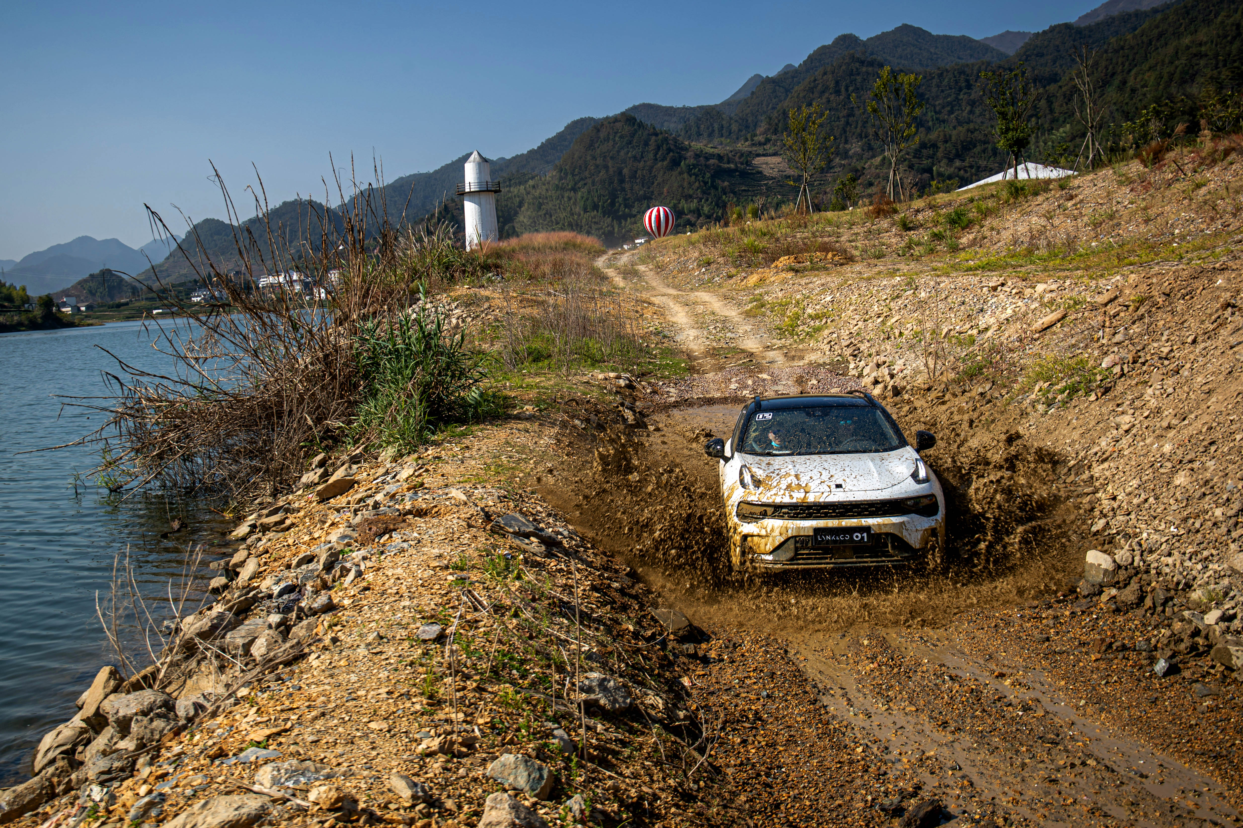 20万买2.0T+8AT+四驱？正面硬刚合资SUV 试驾2021款领克01