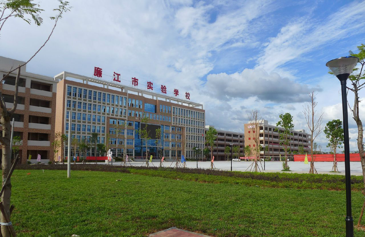 广东湛江五所好高中，本科过线率相当高，堪称本科院校的生源基地