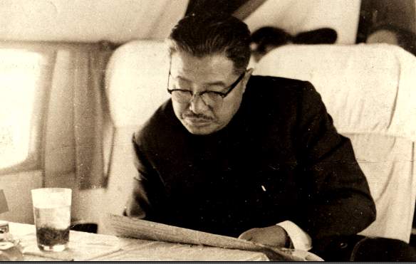 朱德位列十大元帅之首，为何军衔命令状不是001号，001号给了谁？