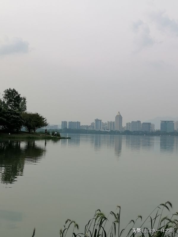 湖水淡淡，时光清浅，任岁月苍茫