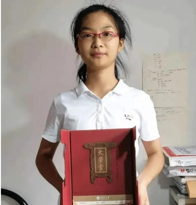 北大今年最小本科生，年仅15岁，高考成绩696分，网友：神童