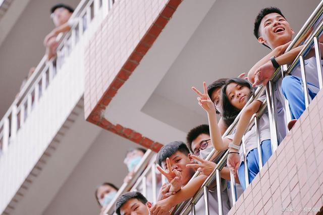 全国乙卷高考语文新变化，文言文阅读的选材让人意外，作文有回归