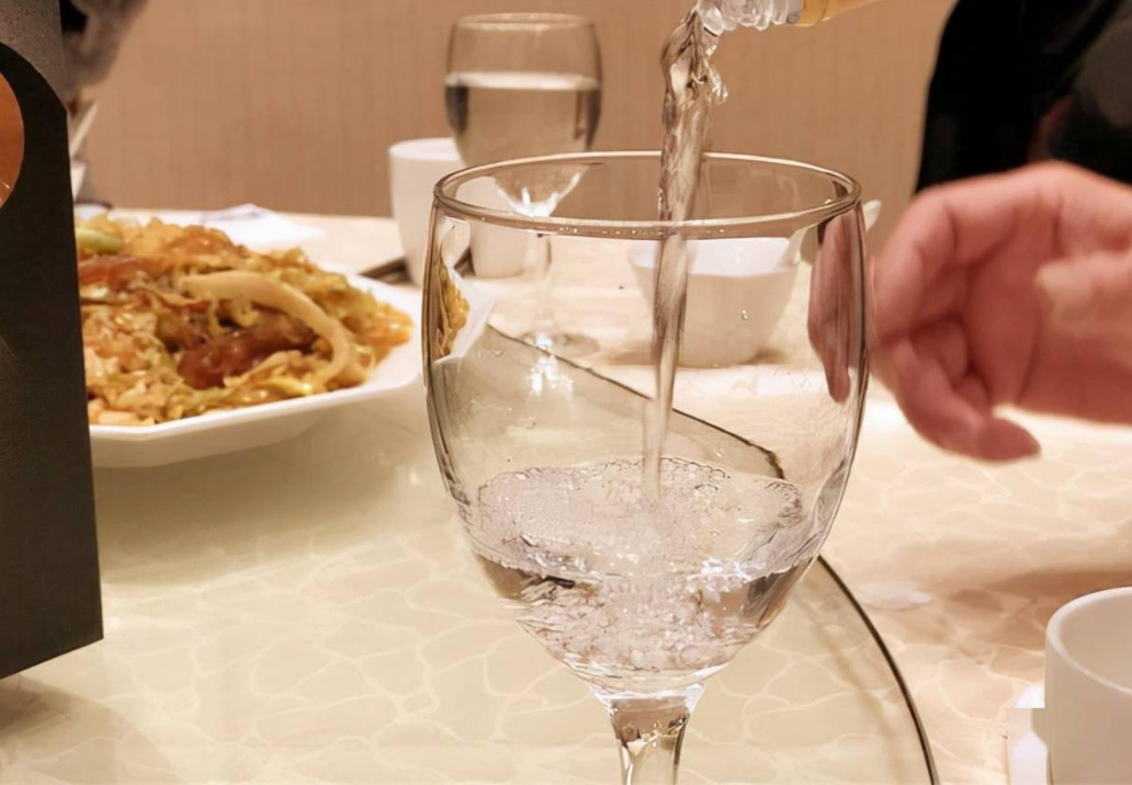 买白酒时,别只知"茅五泸",这3款白酒也尝尝,好喝不上头