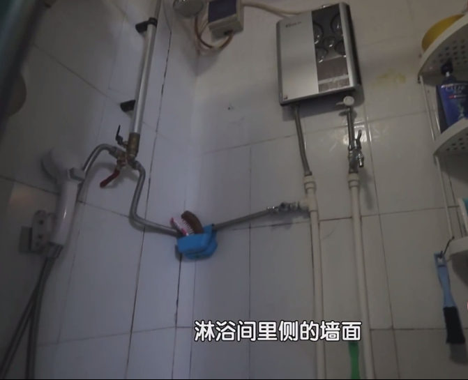 2女1男蜗居20㎡，夜里动静太大，阁楼震不停，纸巾堆成山