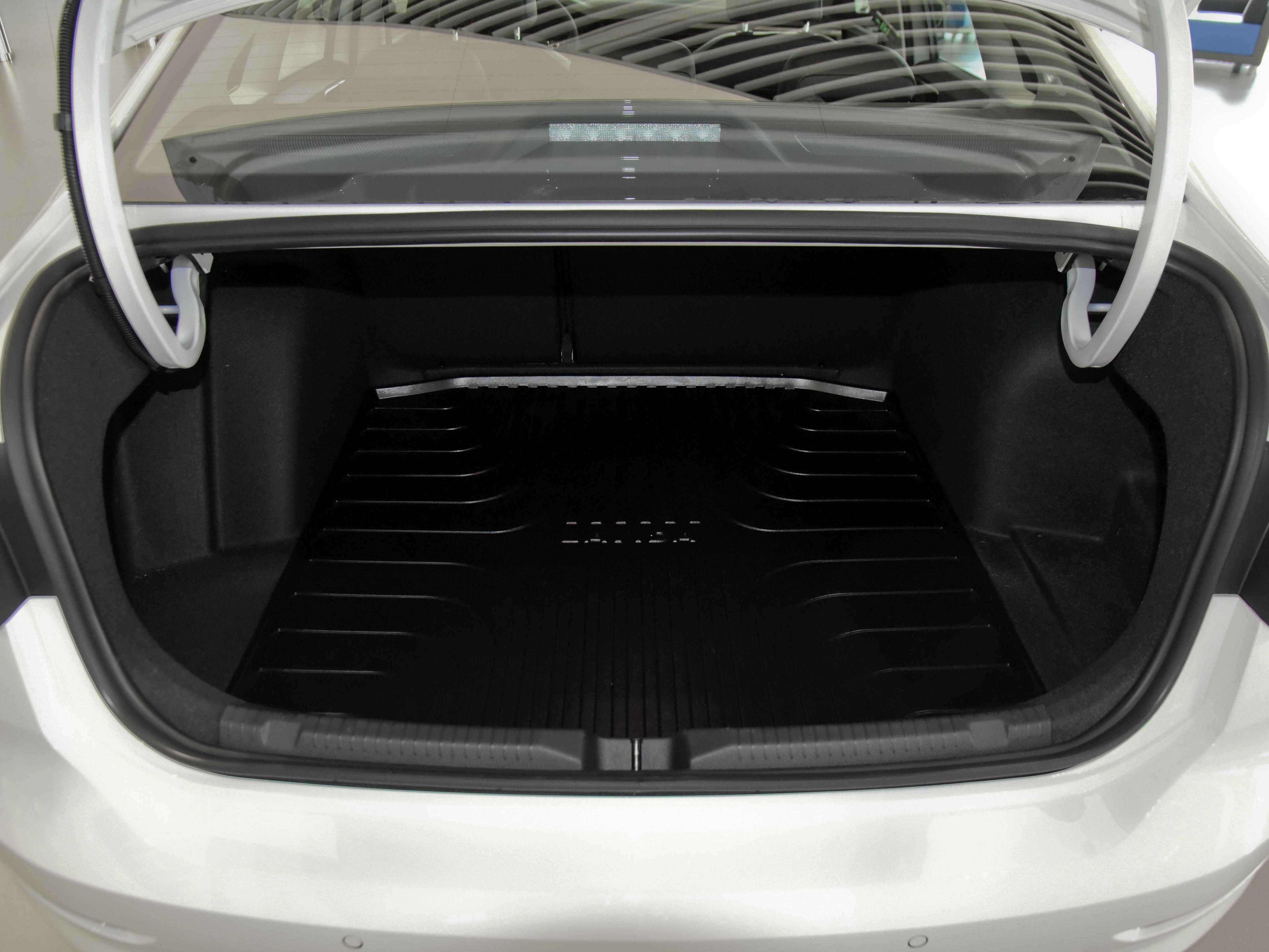 5.5L油耗大家轿，低价高配合资销量高，价格不错，带你看大众朗逸