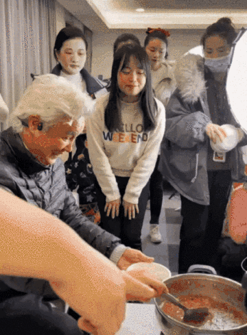 7位当众下跪的明星：有人为了感谢，有人为了献媚，有人为了爱情