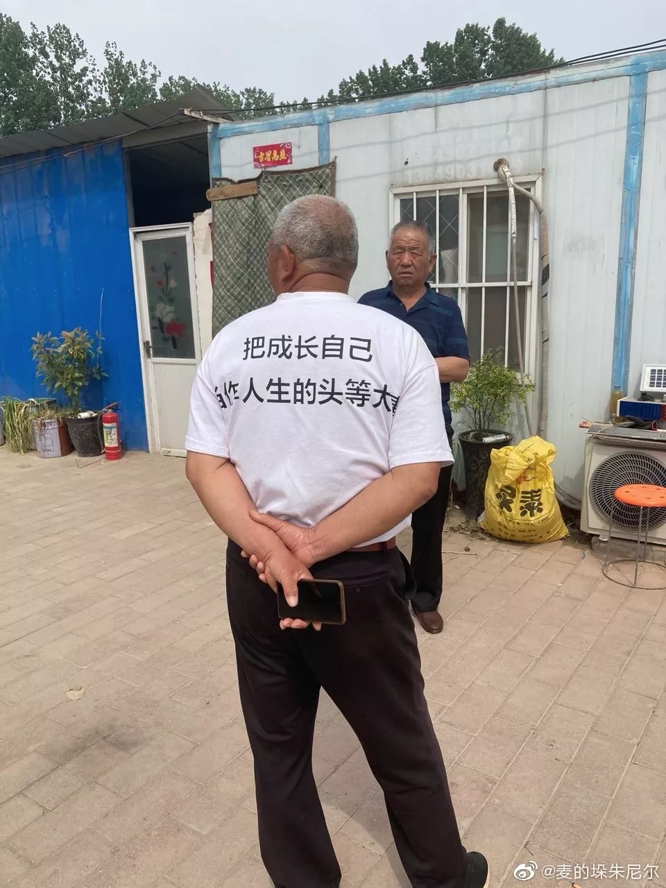 这些衣服的slogan不止酷,还有态度