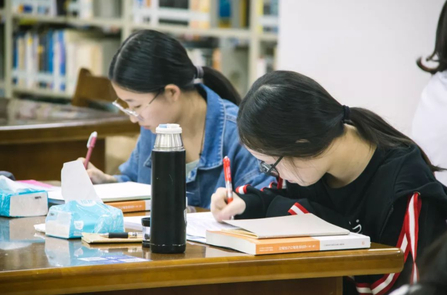 江西一女学生寝室大型内卷现场，偷锁室友眼镜，堪称宫斗大戏