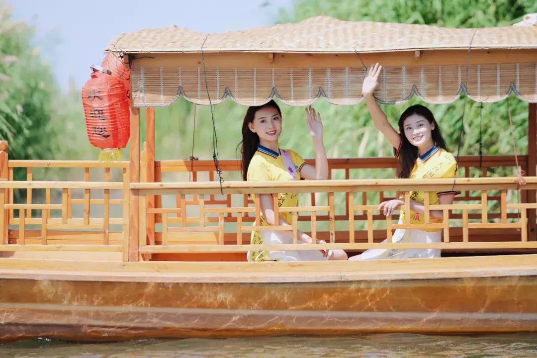 世界旅游小姐畅游巴彦淖尔，美女＋美景，保证让你看花眼