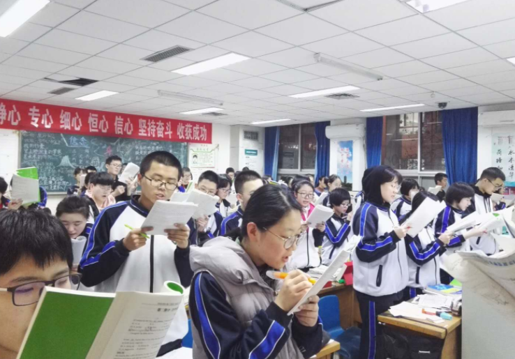 高三在即，学生却每天手机“不离手”，妈妈看到屏保后沉默了