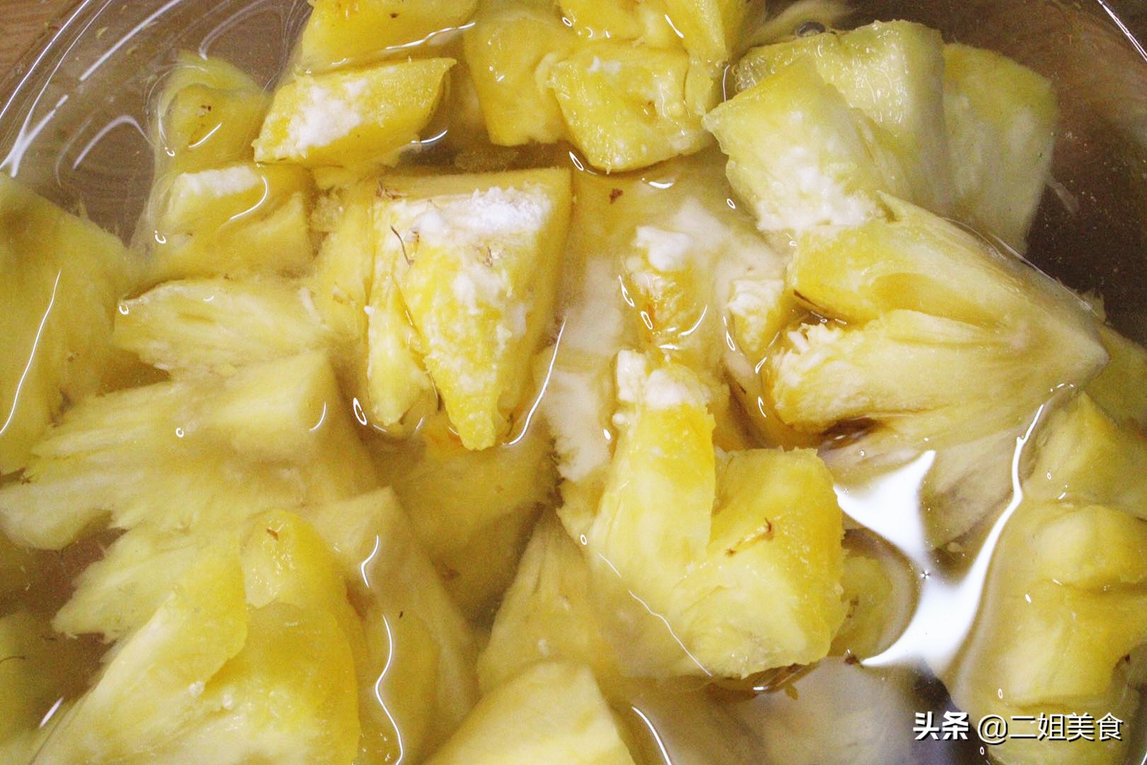 吃菠萝前，用盐水泡就错了，大厨教您正确做法，菠萝吃着甜没涩味