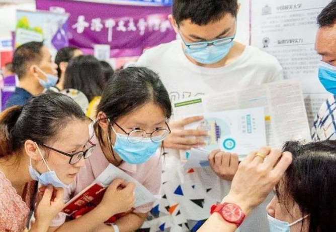 毕业后才明白，民办三本和公办专科的差距很大，后悔当初选错