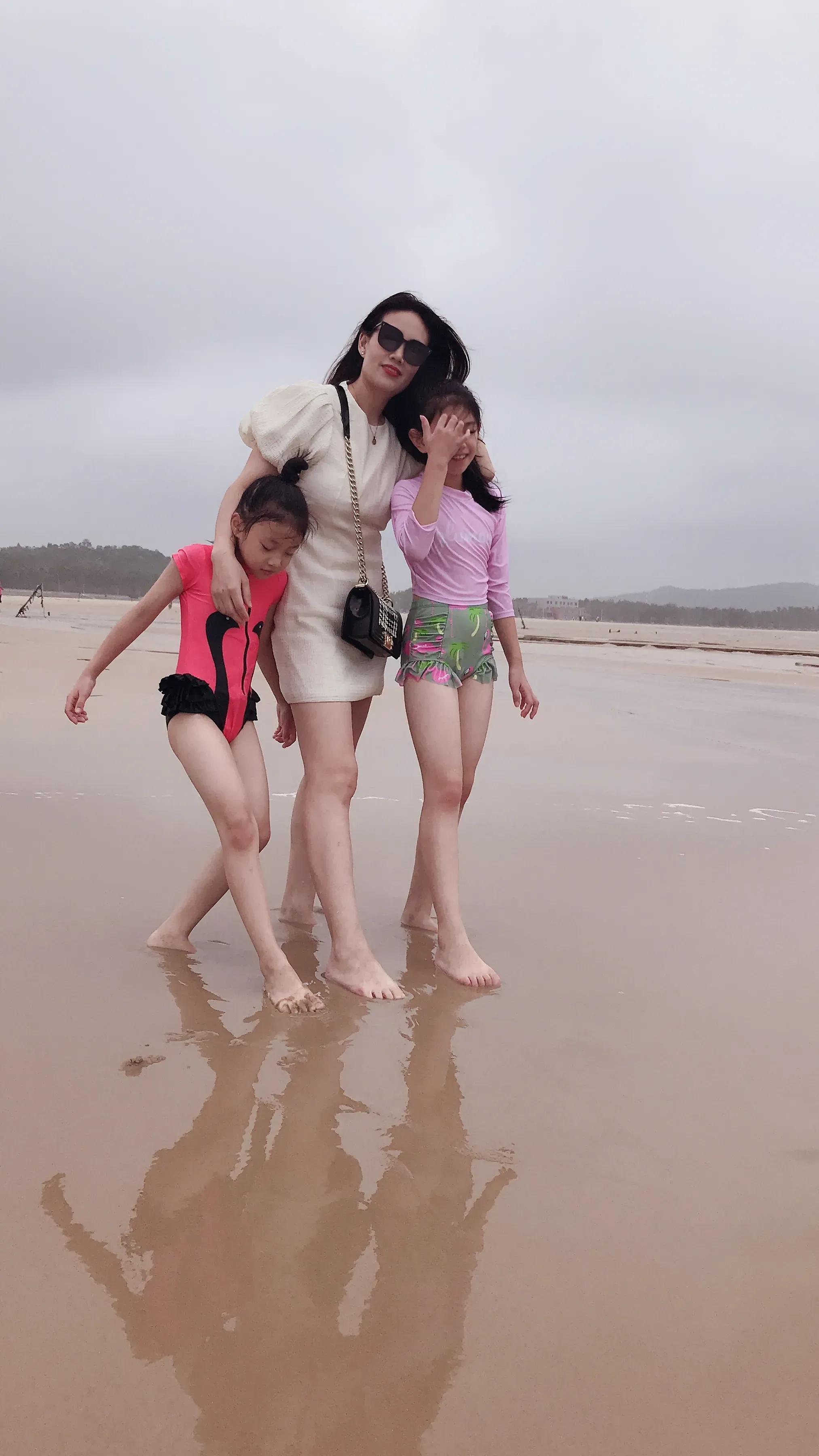 小学同学聚会：再见十年前的她，二十二岁就已经是孩子她妈