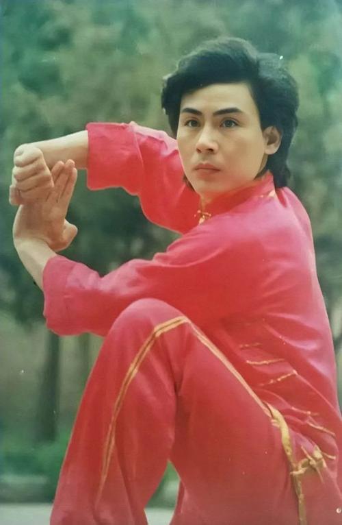 他是甄子丹的师傅，中国武坛唯一10连冠，却被3个混混打进医院