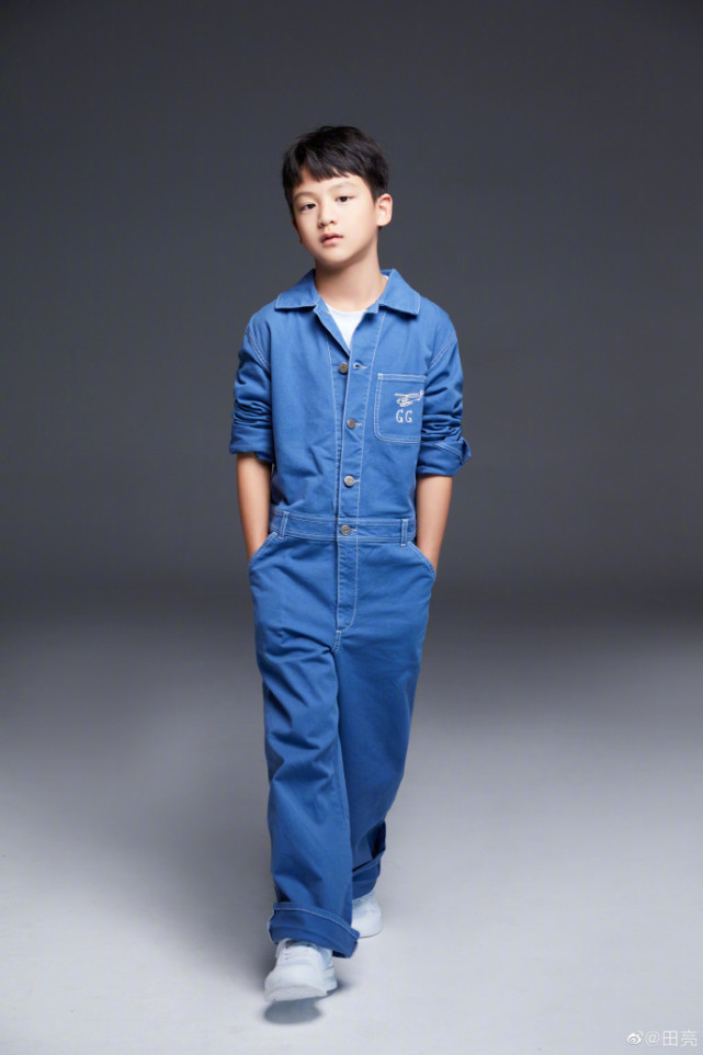 田亮晒与儿子写真，小亮仔插兜耍帅被调侃：想帅过老爸再等两年