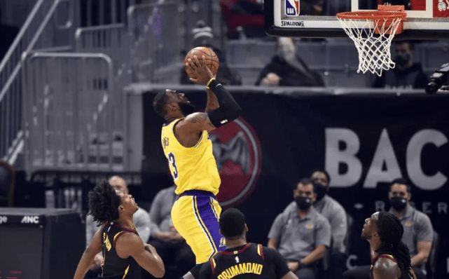 nba攻防一体球员有哪些(“进攻万花筒，防守如铁桶”，NBA攻防一体的球星 现役有5人)