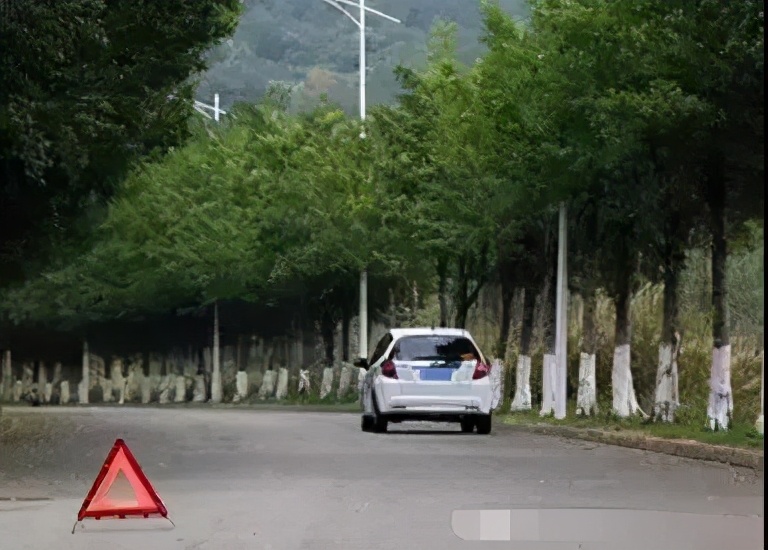 车遇故障第一步！三角警示牌如何正确使用