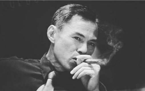 在这部1988年的老电影中，袁洁莹演女学生，林正英演警察