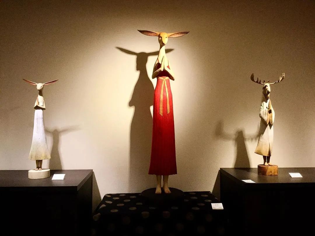 60岁日本老人的“治愈系”木雕，让人直呼“幸福”：太大胆了吧